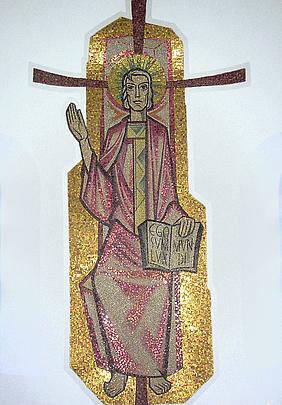 Christkönig (Christus Pantokrator): Mosaik von Peter Recker in der Pfarrkirche St. Jakobus in Tagmersheim.