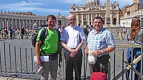 Glücklich am Ziel: Pfarrer Hans Zeltsperger (l.) und Pfarrer Stefan Brand (r.) mit Mosignore Dr. Josef Gehr auf dem Petersplatz. Foto: privat