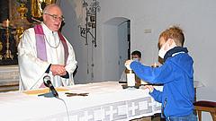 Pfarrer Anton Schatz bei der Schülermesse in seiner Gemeinde Böhmfeld
