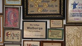 Votivtafeln in der Gruftkapelle von St. Walburg: Foto: pde