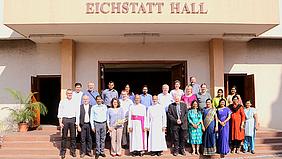Vor der „Eichstätt-Hall“, einem Versammlungsraum neben der Kathedrale von Pune, stellten sich Gäste und Gastgeber zum Gruppenbild auf. Foto: Referat Weltkirche/Mascarenhas