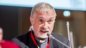 Bischof Gregor Maria Hanke spricht bei der vierten Synodalversammlung 