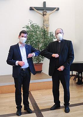 Vorschriftsmäßige Begrüßung: Pater Michael Huber (r.) und Diakon Dr. Anselm Blumberg, Gastgeber der regelmäßigen Glaubensgespräche im Eichstätter Dompfarrheim.