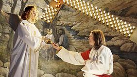 Szene aus dem dritten Fall des Ölbergspiels: Der Engel reicht Jesus dreimal den Kelch des Leidens. Jesus nimmt ihn bereitwillig an. Foto: Altrichter